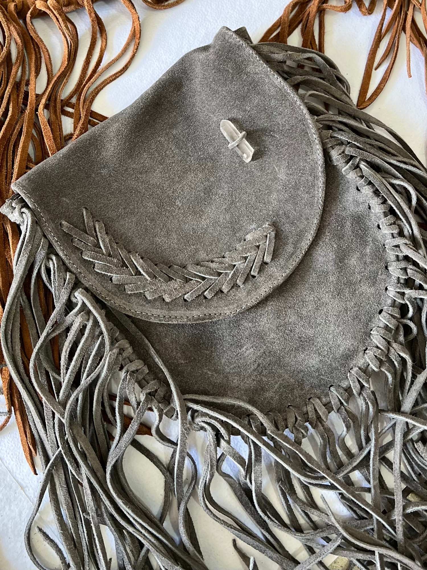 Borealis Bolsa de Gamuza con Cuarzo y flecos