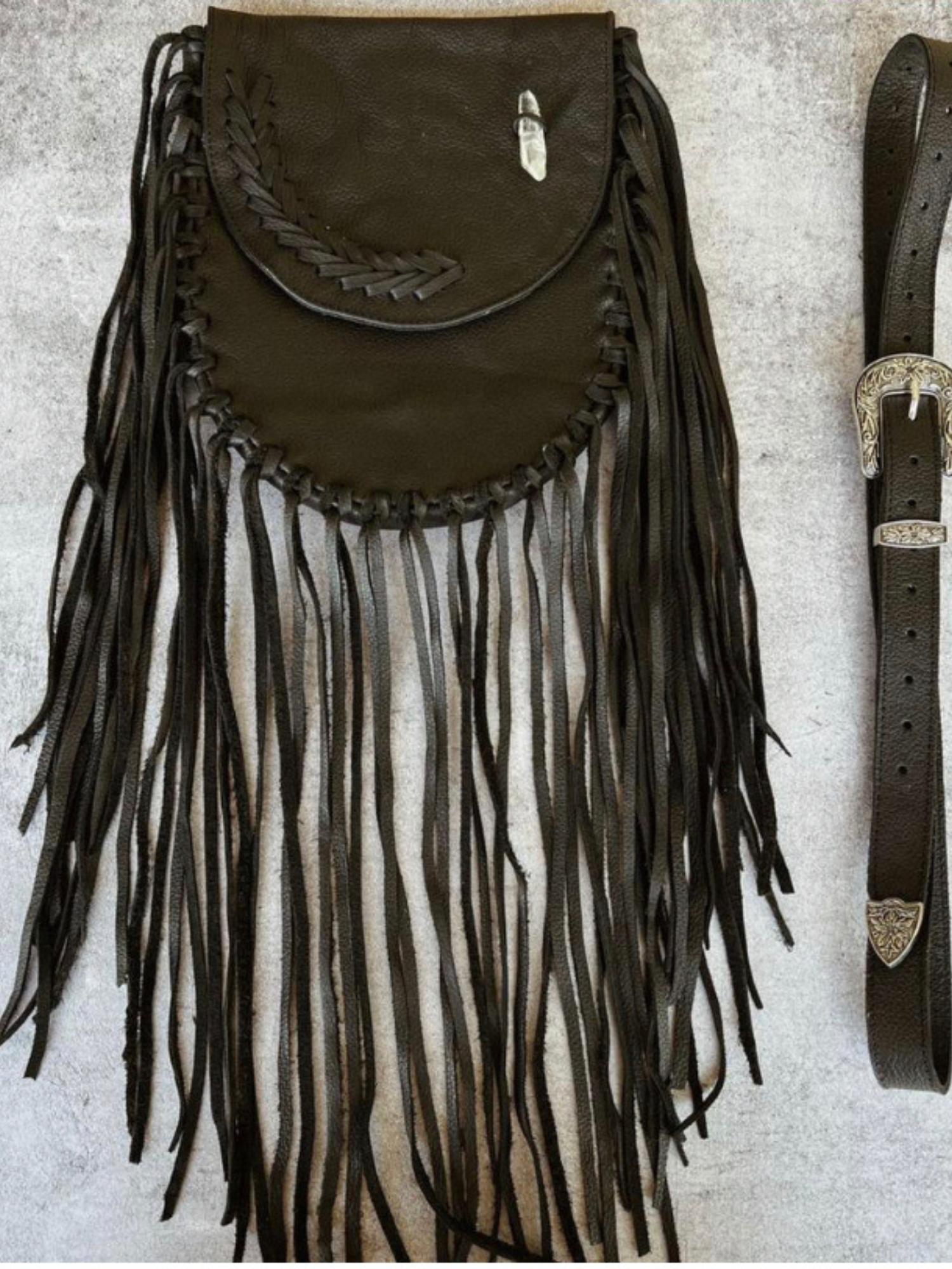 Borealis Bolsa de Cuero con Cuarzo y flecos