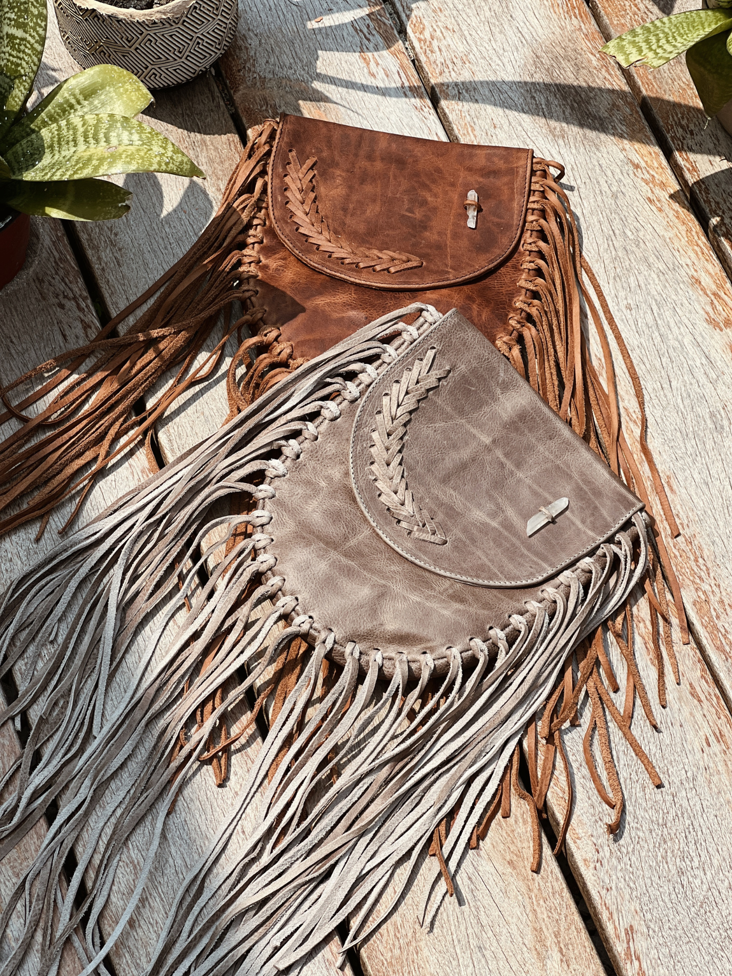 Borealis Bolsa de Cuero con Cuarzo y flecos
