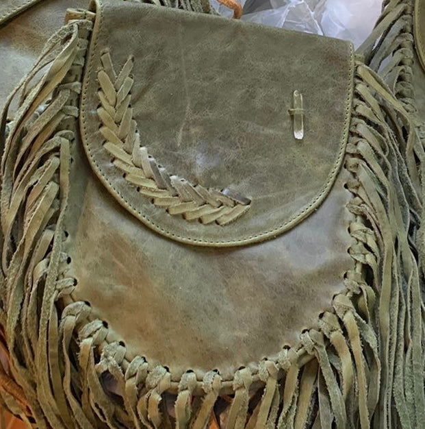 Borealis Bolsa de Cuero con Cuarzo y flecos