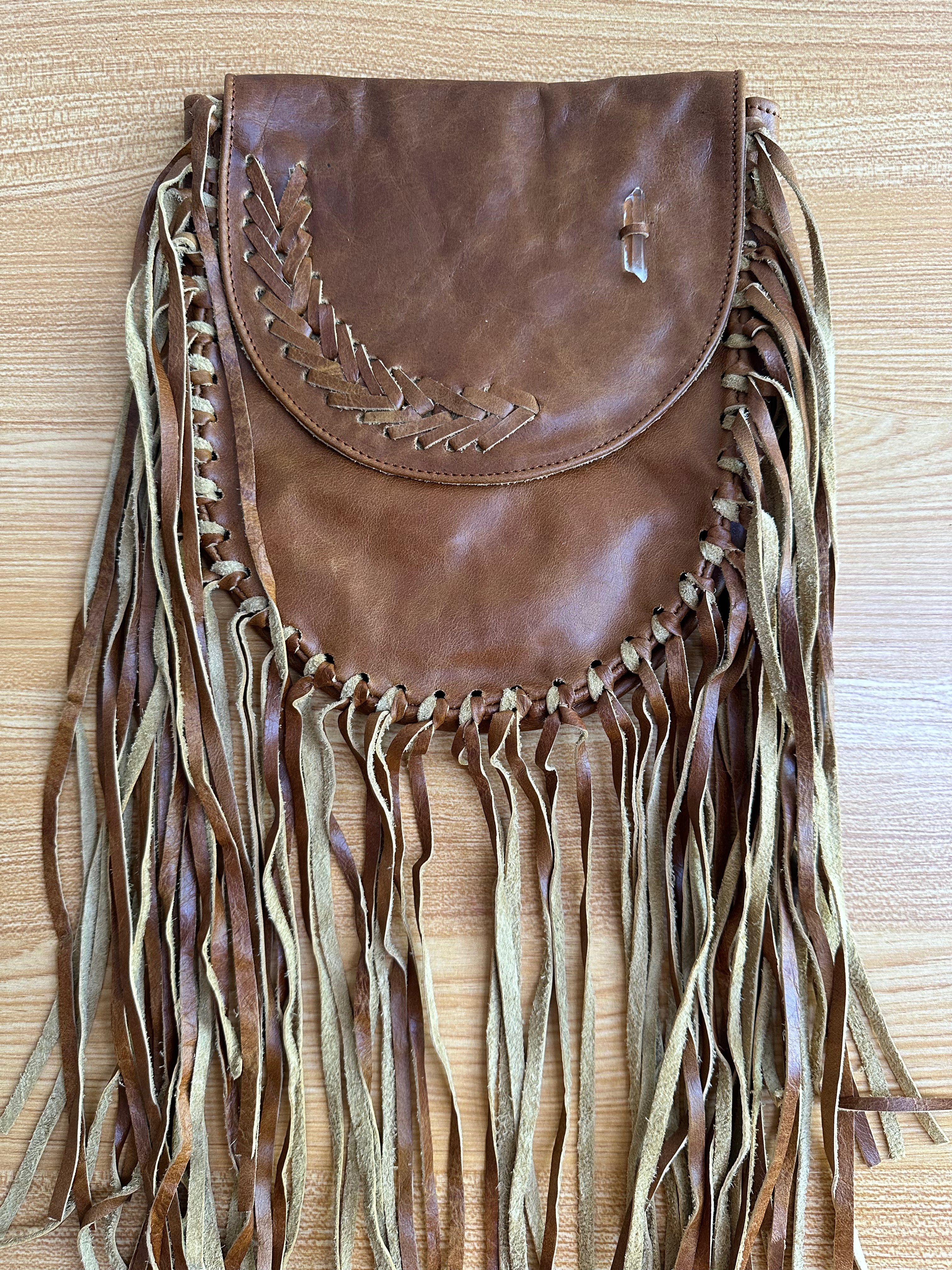 Borealis Bolsa de Cuero con Cuarzo y flecos