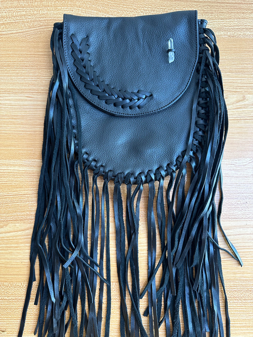 Borealis Bolsa de Cuero con Cuarzo y flecos