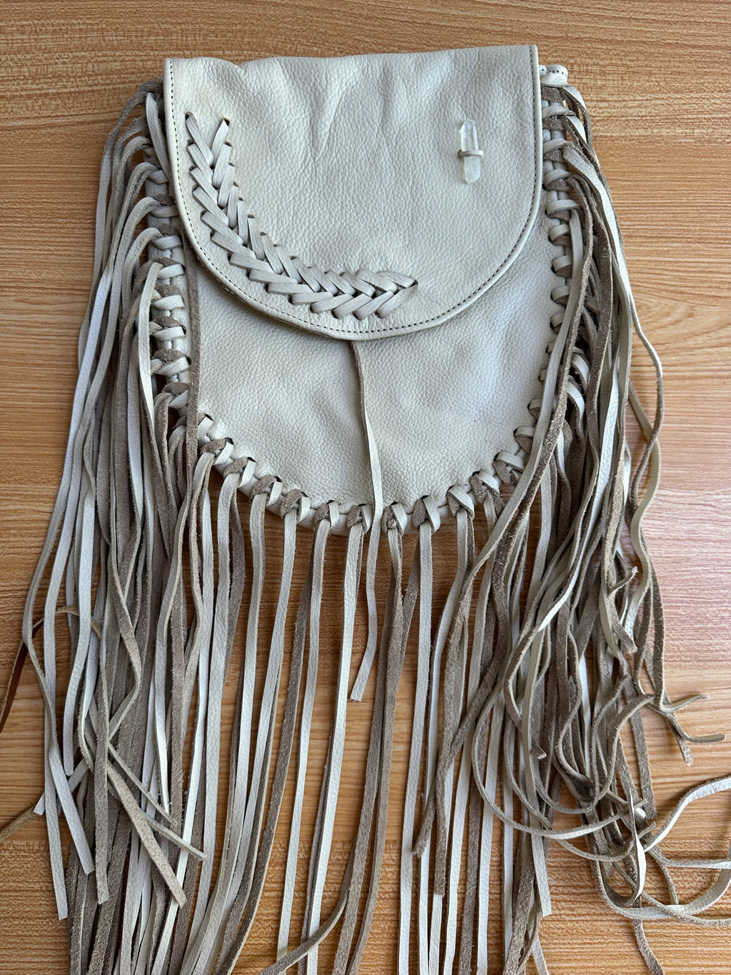 Borealis Bolsa de Cuero con Cuarzo y flecos